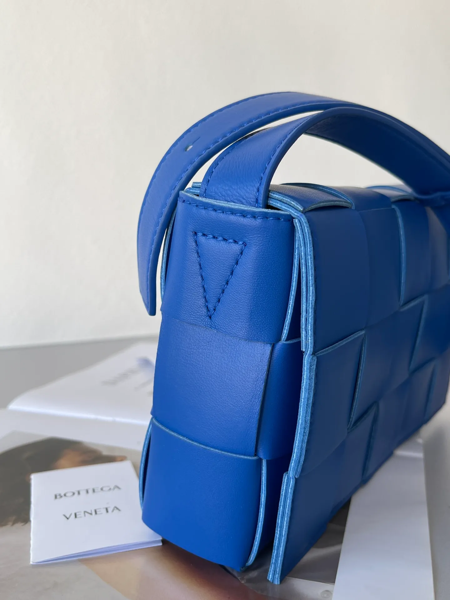 Cassette woven handbag~~~2021 latest version original 100% sheepskin, with the latest triangular stitching on the side, updated simultaneously with the authentic version, the simple square shape creates an elegant visual effect, the soft leather texture, low-key presents the essence of the brand, the bohemian and frigid style is fashionable and advanced. Size: 23cm*15cm*6cm